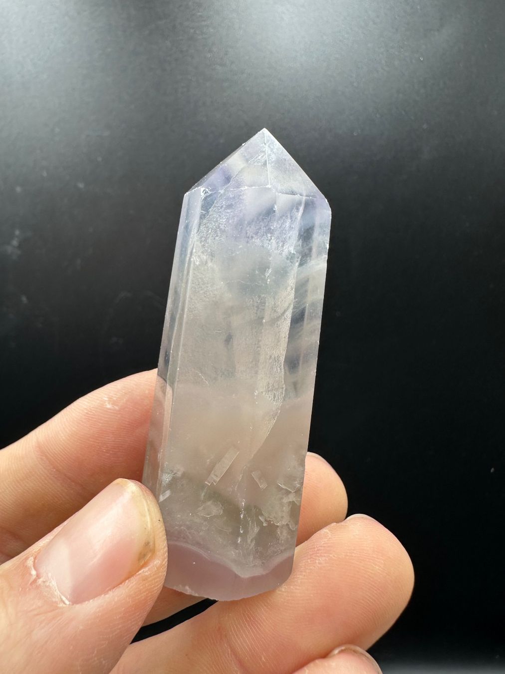 Minerali & Pietre curative: Lavender Fluorit Obelisk, Spitze – Nuovo e nell'imballaggio originale da Männedorf venduto da Handschmeichler
