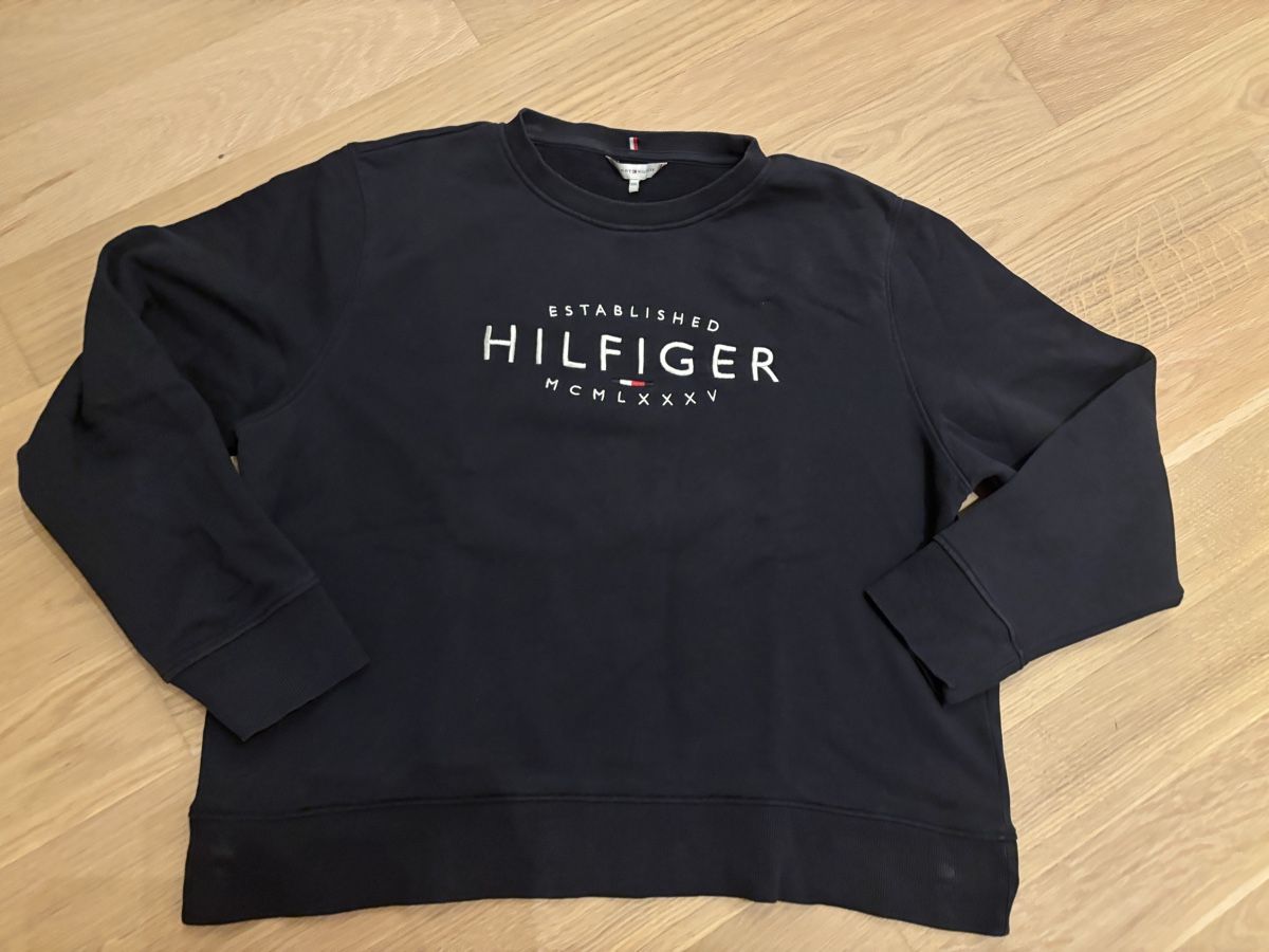 Tommy Hilfiger Maglioni & Felpe: Pullover Tommy Hilfiger  XXL dunkelblau – Usato da Gwatt (Thun) venduto da Bioethanol01