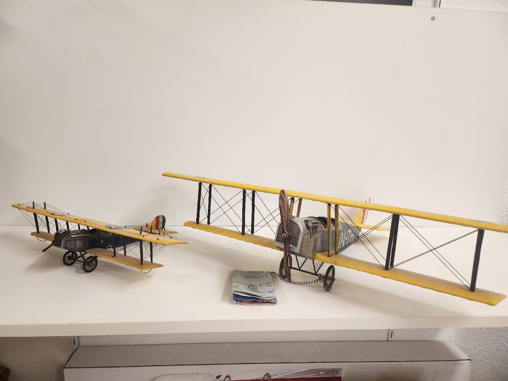 Kit di modellismo & Modellini statici: 2x Schöne Deko Doppeldecker  Model Flugzeuge – Nuovo (secondo la descrizione) da Tuggen venduto da Zweitechanceboutique