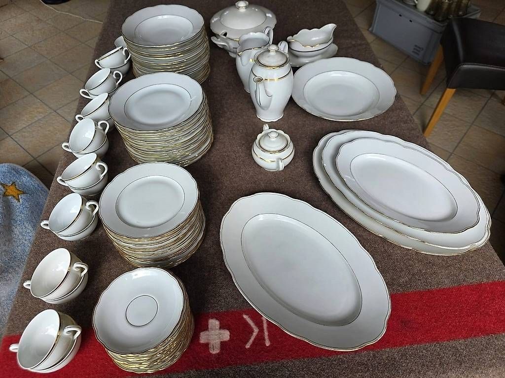 Set di piatti: Antikes - Goldrand - Geschier - Service – Usato da Schwarzenegg venduto da Stakro 1