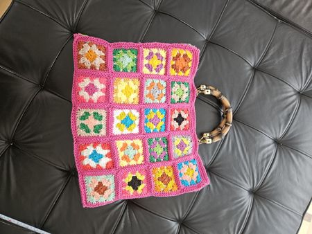 Bunte Crochet Tasche mit Bambusgriffen – Granny Square / Boh