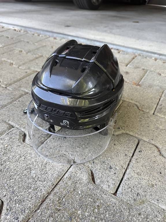 Bauer Caschi: Eishockeyhelm Bauer schwarz mit Visier gebraucht – Usato da Cham venduto da Goodjob8