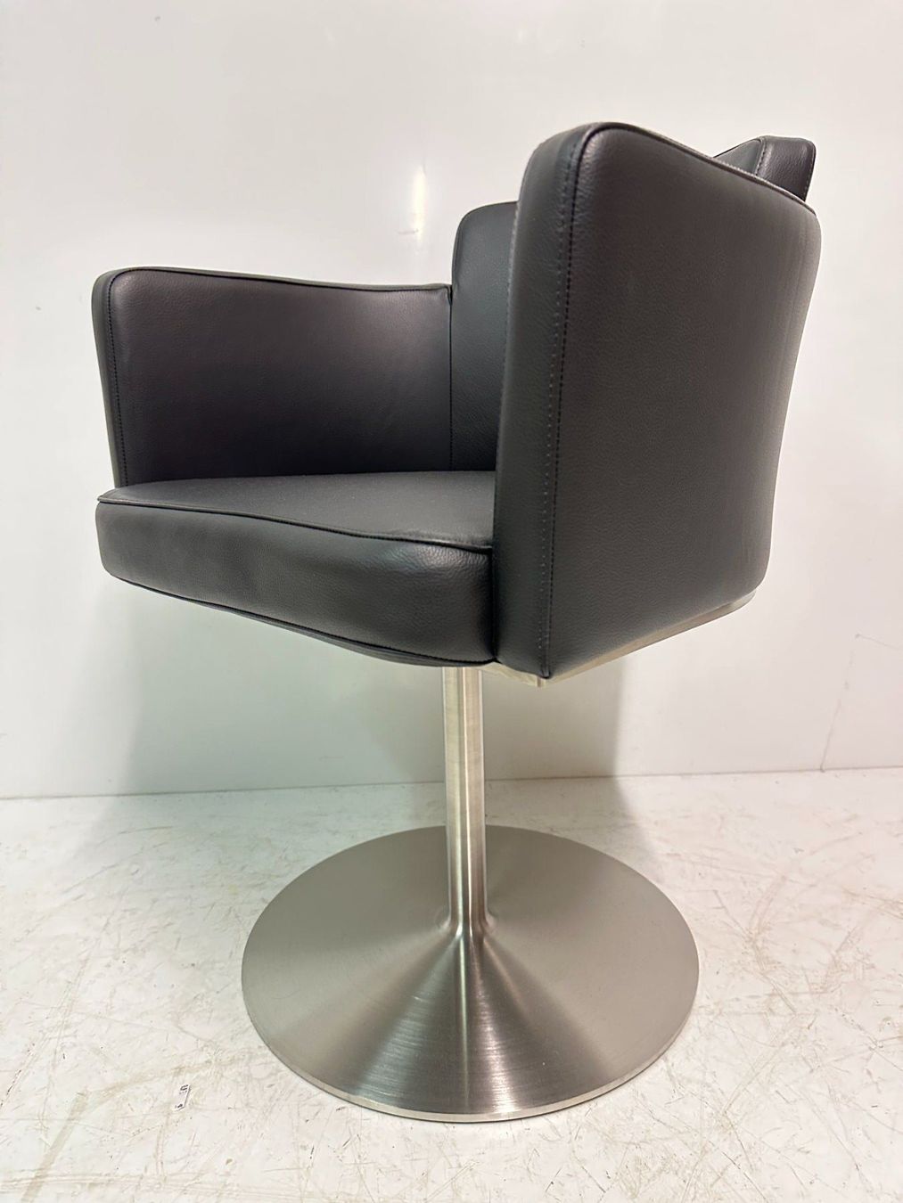 Cassina Sessel: CASSINA Drehstuhl Designklassiker schwarzer Sessel – Gebraucht aus Luzern von Lager6640
