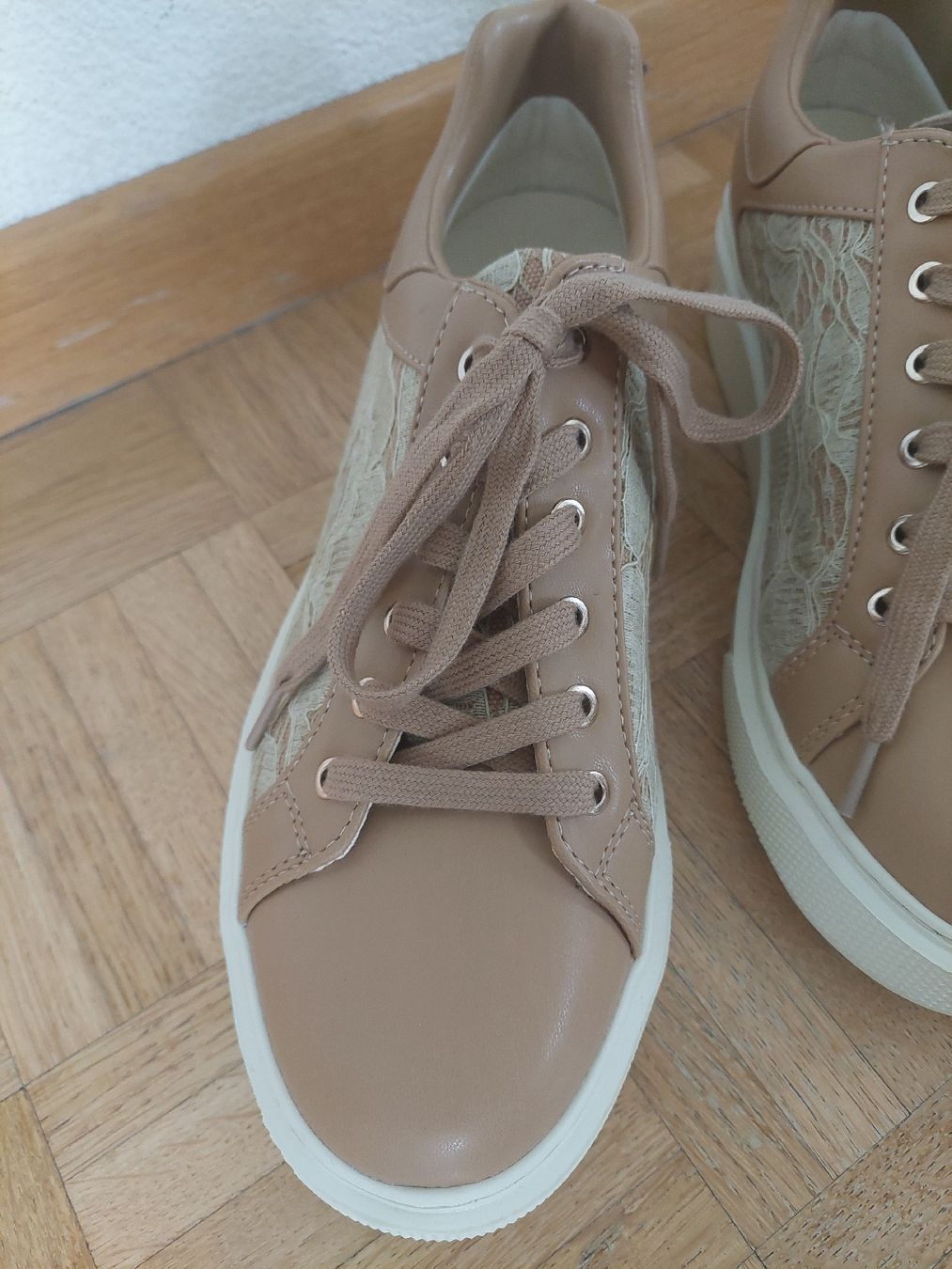 Guess Scarpe da donna: Neu! Guess Sneaker, Beige, Grösse 41 – Nuovo e nell'imballaggio originale da Flims Dorf venduto da Truemorish 2