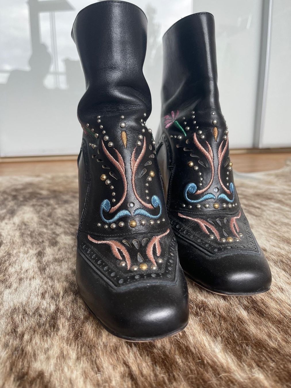 Damenschuhe: Bottine POLLINI schwarz, farbig bestickt, 37.5 – Gebraucht aus Zürich von happypascha