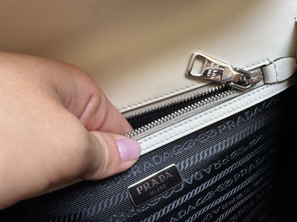Prada Borse: Prada White Saffiano Leather Bag with Receipt – Usato da Neuchatel venduto da Mia_G 2