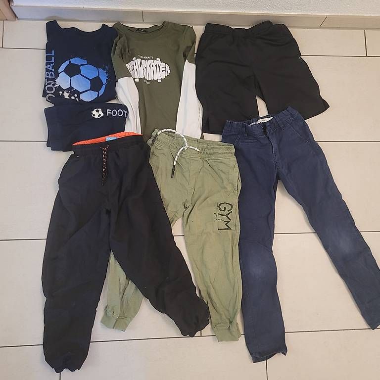 Lotti & Set di vestiti: Jungen Kleider Gr 128-134 – Usato da bubikon venduto da Yabako