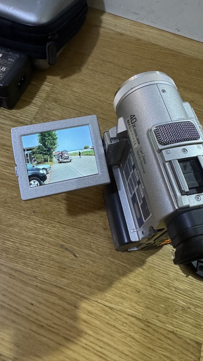 Sony Videocamere: Sony Handycam DCR-PC100E Camcorder  – Usato da Zürich venduto da beli_30 3