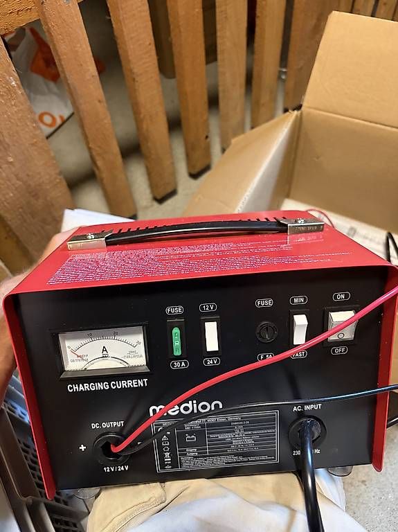Batterie-Ladegeräte: Medion Auto-Batterieladegerät – Gebraucht aus St. Gallen von lei_529d 1
