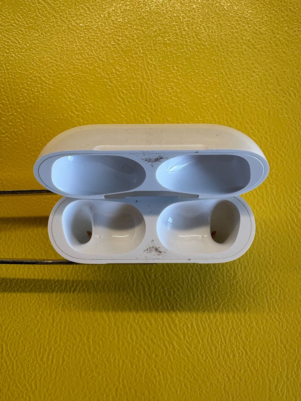 Apple Cuffie: Apple AirPods Pro 2 charging case (A2700). – Usato da Lausanne venduto da Zorrus77 3