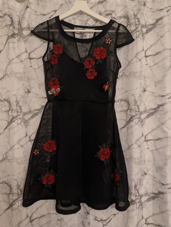 Schwarzes GUESS Sommerkleid mit Rosenstickerei, Gr. XS