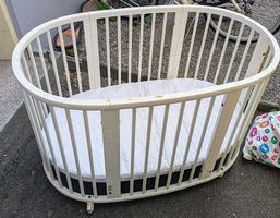 Stokke Sleepi V2 mit Rädern und Bettbezügen