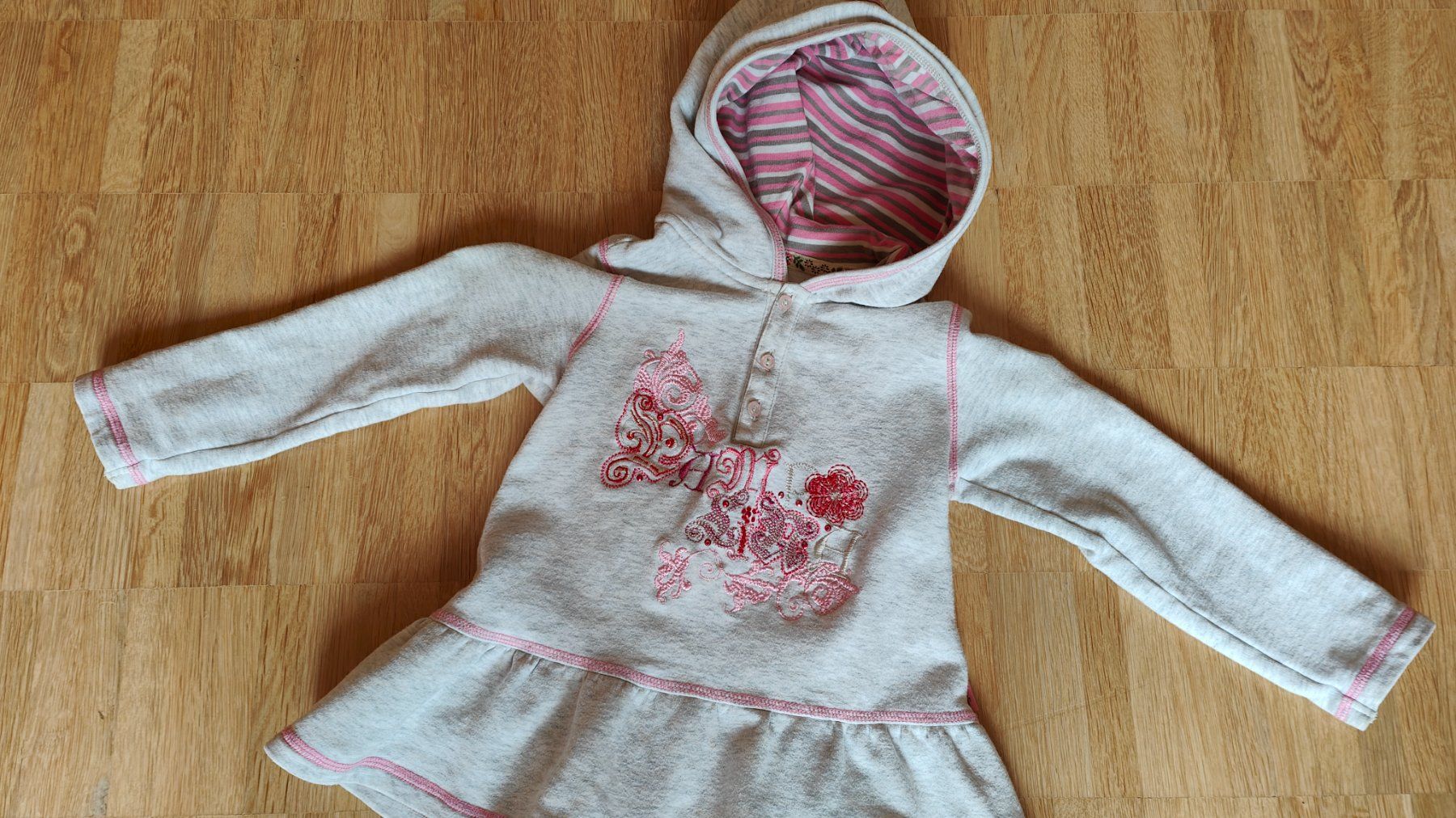 Pullover & Sweatshirts: Wunderschöner KapuzenPullover mit Stickerei,...  (Gr. 98) – Neu (gemäss Beschreibung) aus Wädenswil von adelimmat 2