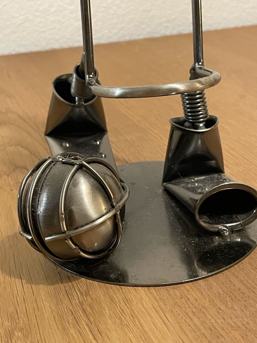 Weingestelle & -ständer: Flaschenhalter „Fussballer“ – Gebraucht aus Herisau von Daisy8613 4