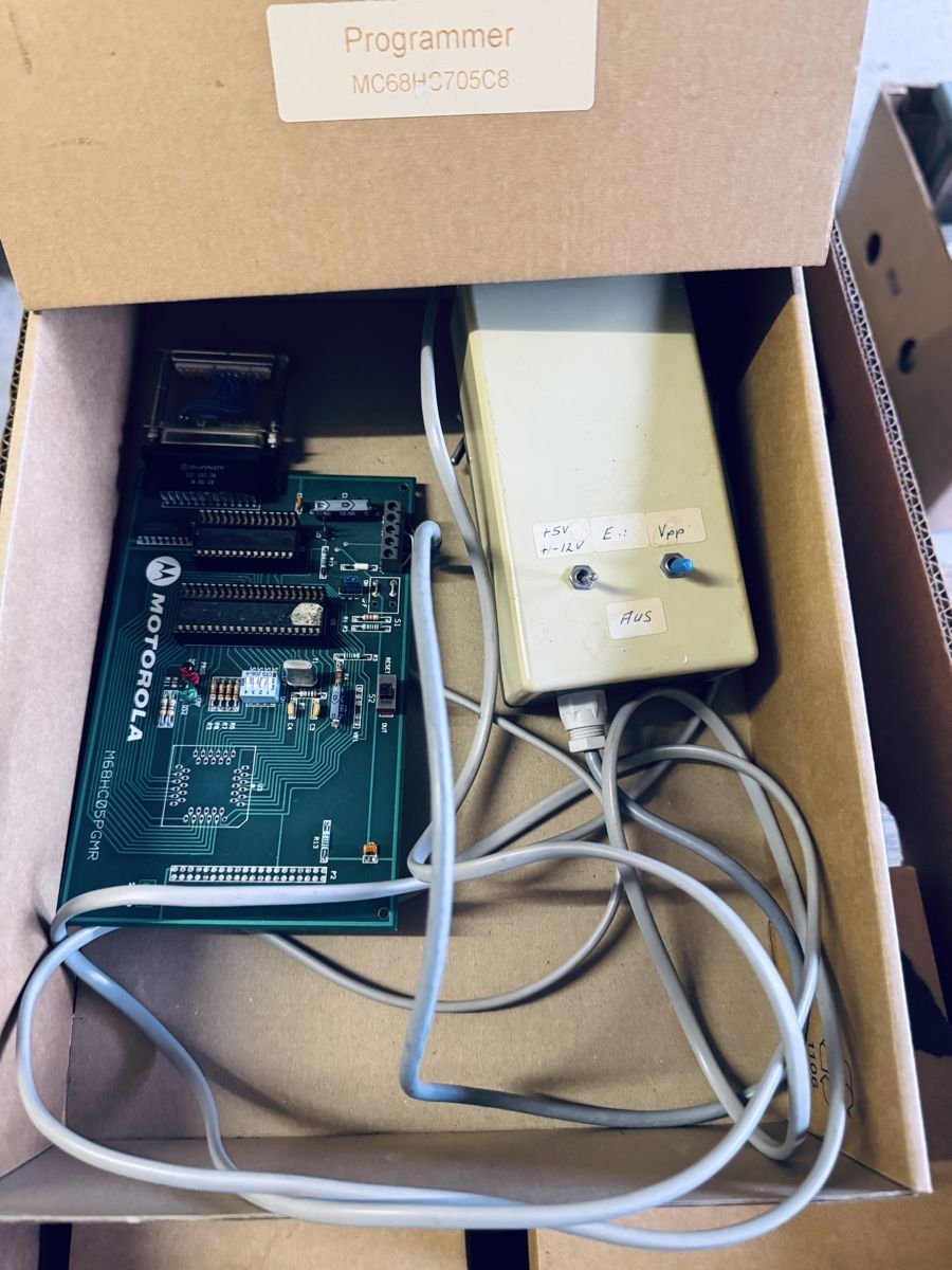 Technique de radiocom: Programmierer MC68HC705C8 – D'occasion à Sternenberg par Mcfraui 1