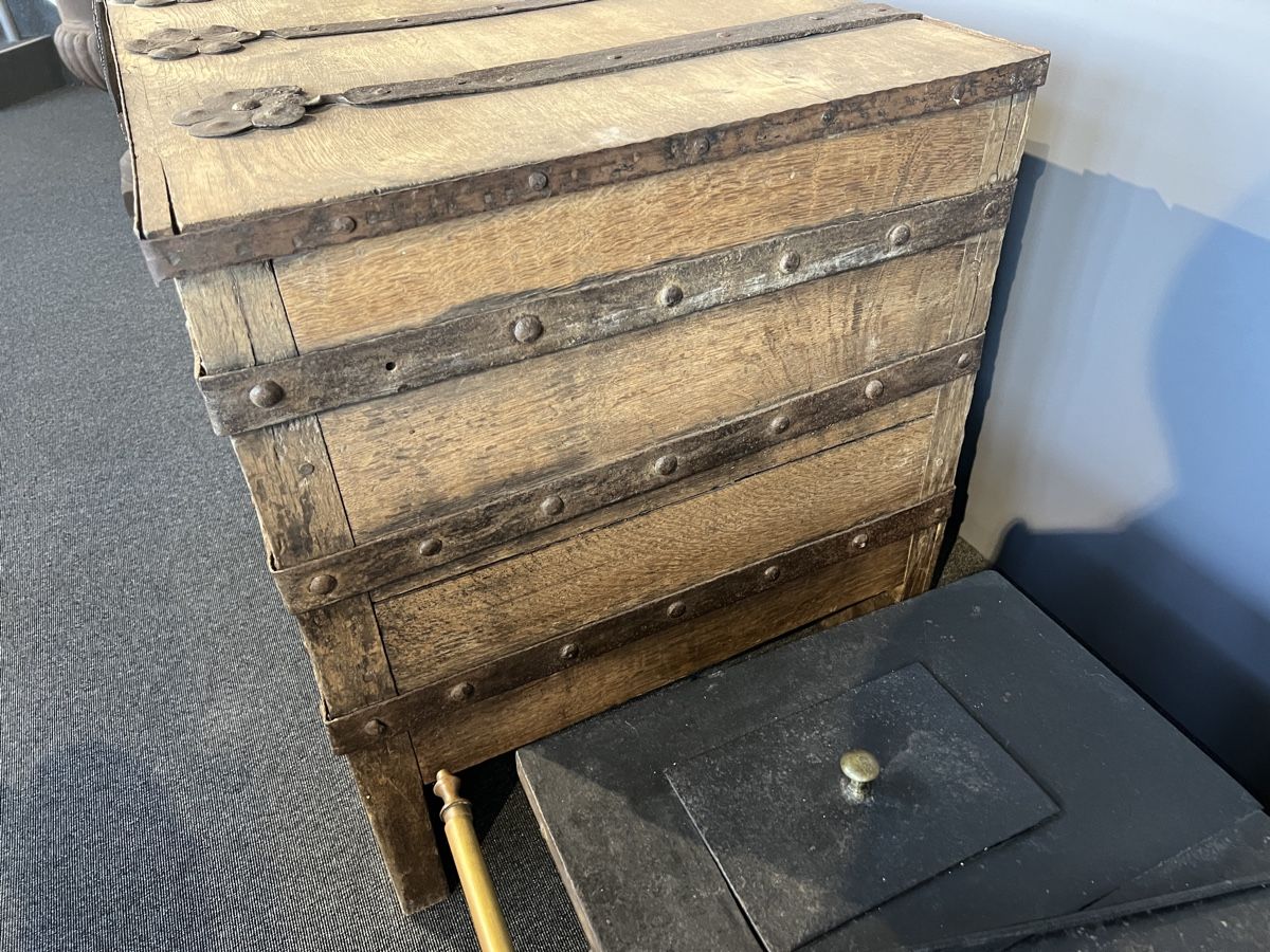 Truhen: Gotische Truhe – Gebraucht aus Gossau SG von Keller-Antiques 2