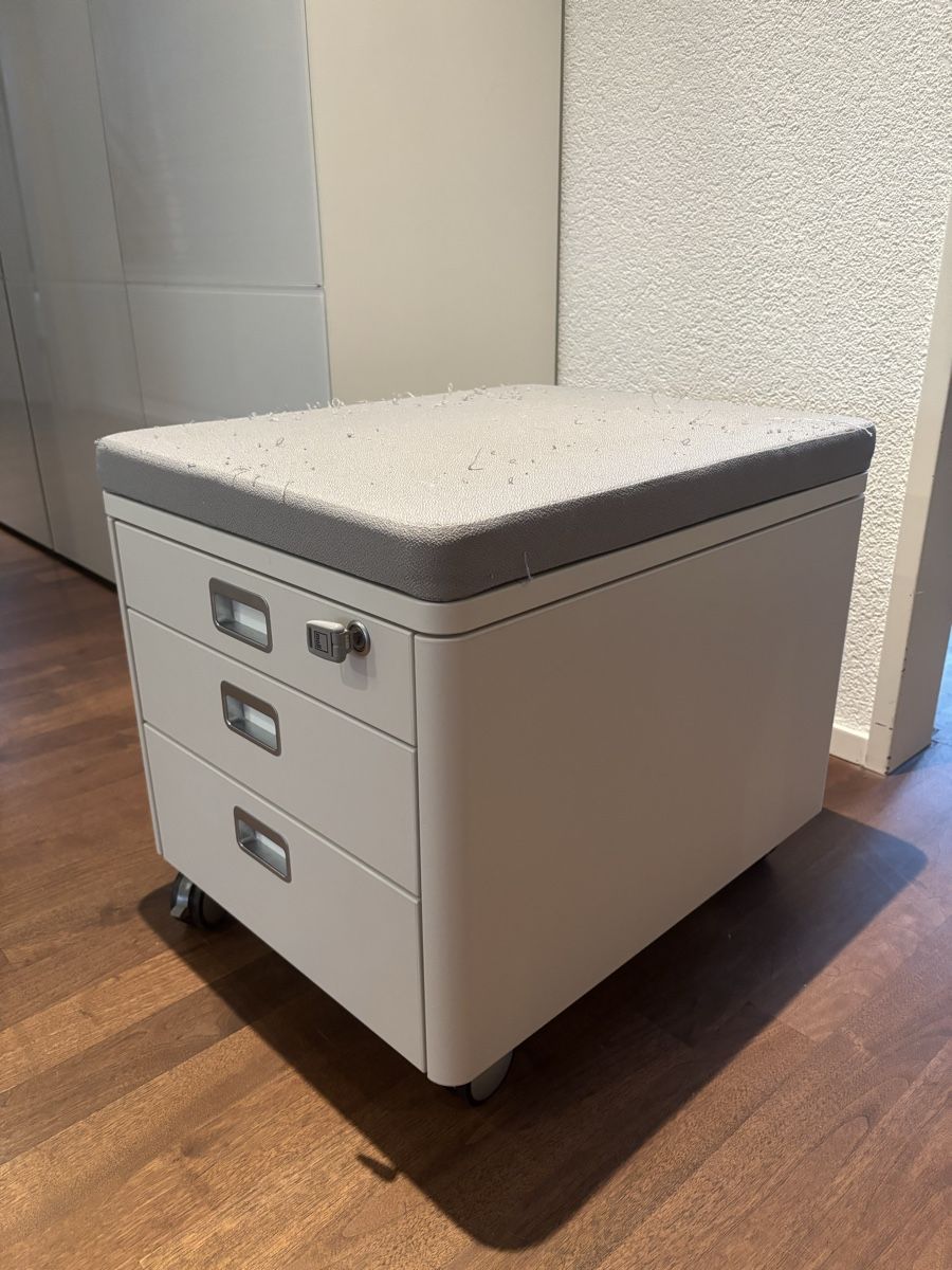 Moll Eléments de bureau: Moll Rollcontainer mit 3 Schubladen und Sitzauflage grau – D'occasion à Russikon par Spira 3
