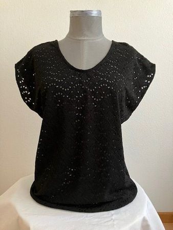 T-shirt noir ajouré - léger et stylé pour l'été! T M