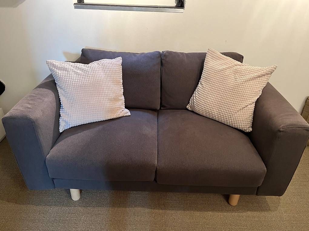 Sofas: Zu verkaufen 2er sofa grau / anthrazit – D'occasion à Mont-sur-Rolle par Overdome