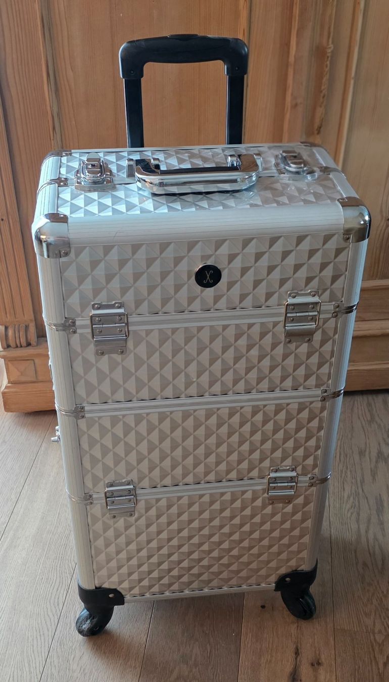 Attrezzature per parrucchieri: Professioneller Kosmetik Trolley - silber – Usato da Einsiedeln venduto da Dellcell 4