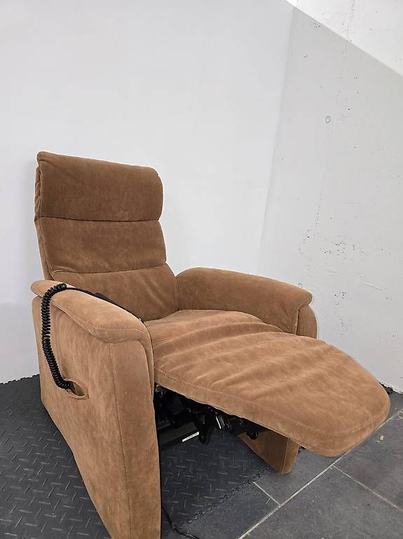 Poltrone: Fauteuil relax électrique avec télécommande, tissu velours – Usato da Salgesch venduto da can_s9gm 1