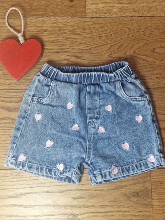 Mädchen Jeans Shorts mit Herzmuster Gr 98 wie neu!