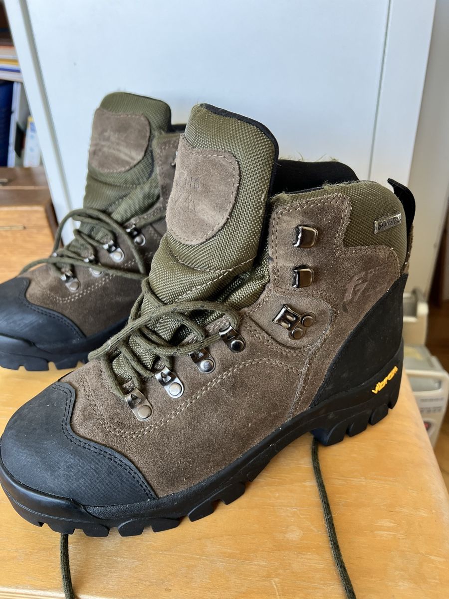 Scarpe da uomo: Robuste Leder Wanderstiefel mit dicker Sohle – Nuovo e nell'imballaggio originale da Basel venduto da Kasodra 1