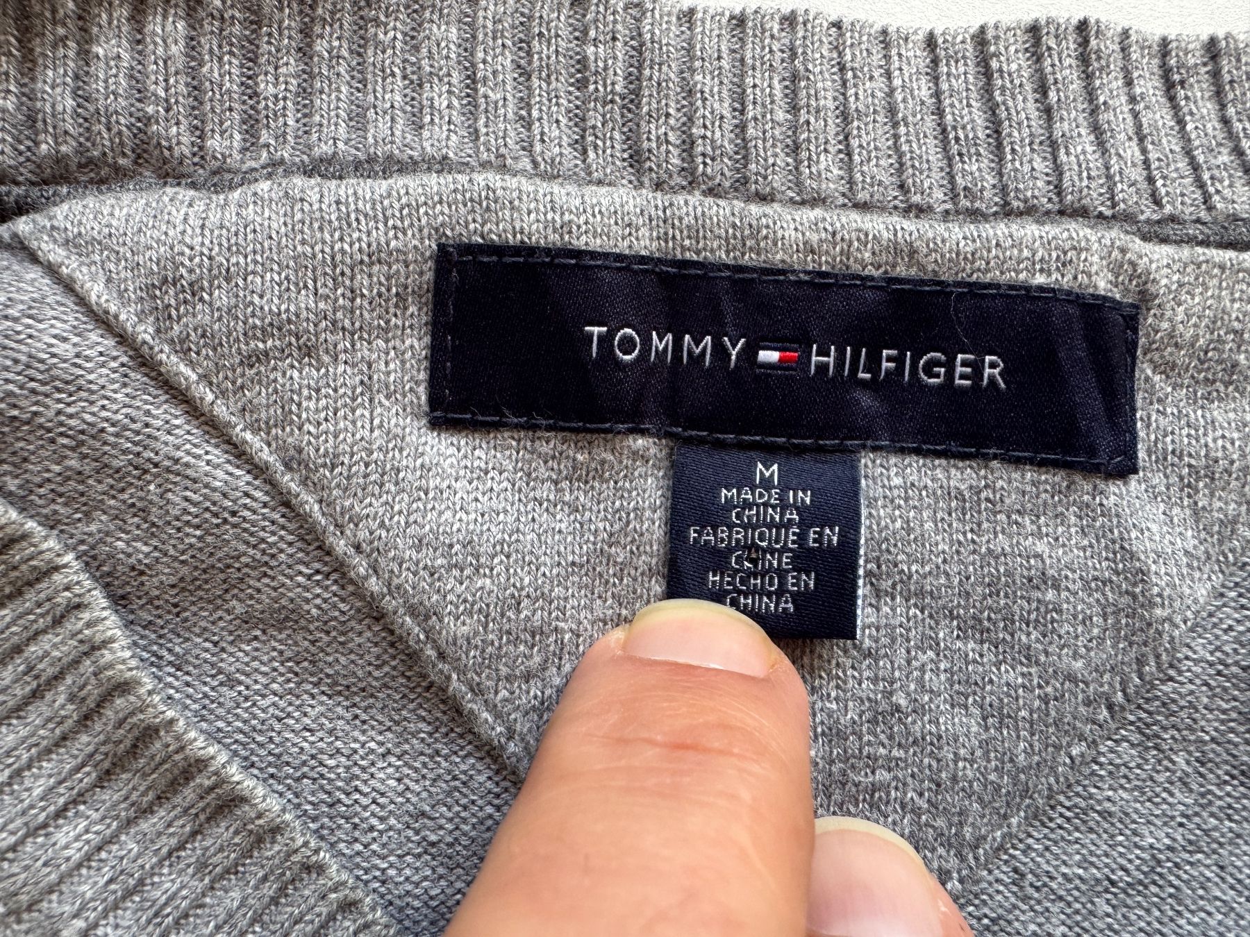 Tommy Hilfiger Maglioni & Felpe: Tommy Hilfiger V-Neck pullover MEN Size M 100% cotton – Usato da Neuchâtel venduto da _Easy_to_Find_ 2