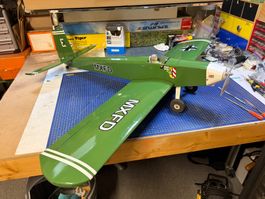 Schöner, grüner RC-Flugzeug-Oldtimer x2