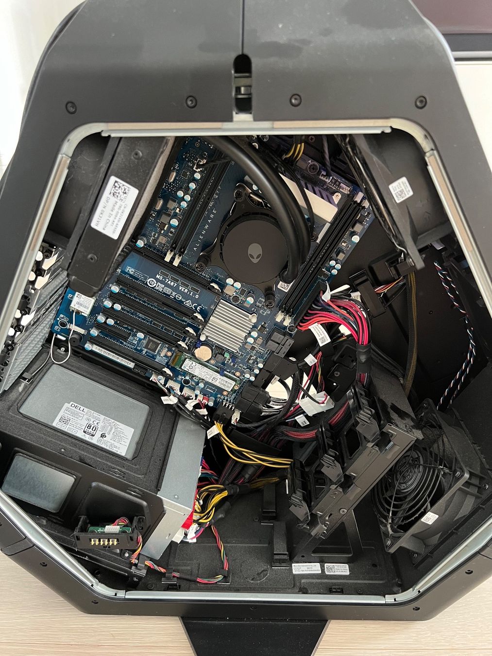 Dell Gehäuse: Alienware PC Gehäuse inkl Motherboard Intel i9 7900X 10core – Gebraucht aus Uitikon Waldegg von  3