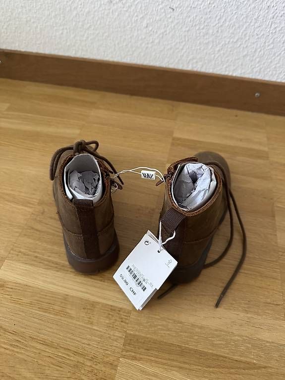 Scarpe per ragazzi: Noch nie getragene Kinderstiefel mit Preisschild – Usato da Basel venduto da Spielzeugverkauf 1