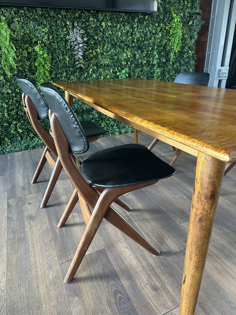 Set di tavolo e panche: Toller Esstisch aus Holz mit 4 Stühlen – Usato da Altendorf venduto da s.smjlv 1