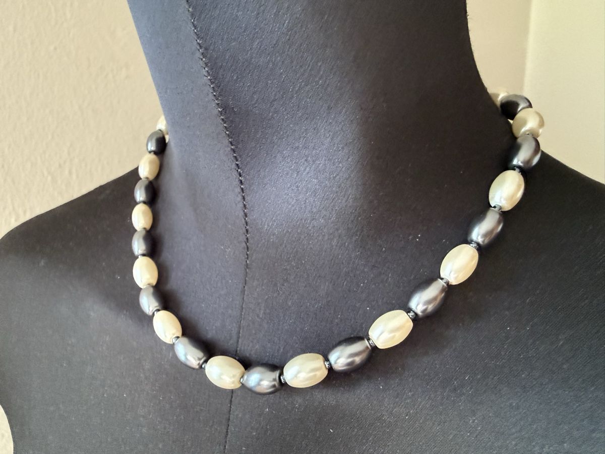 Catenine: Vintage weiße und graue Perlenkette – Usato da Lamone venduto da LaCantinaMagica 1