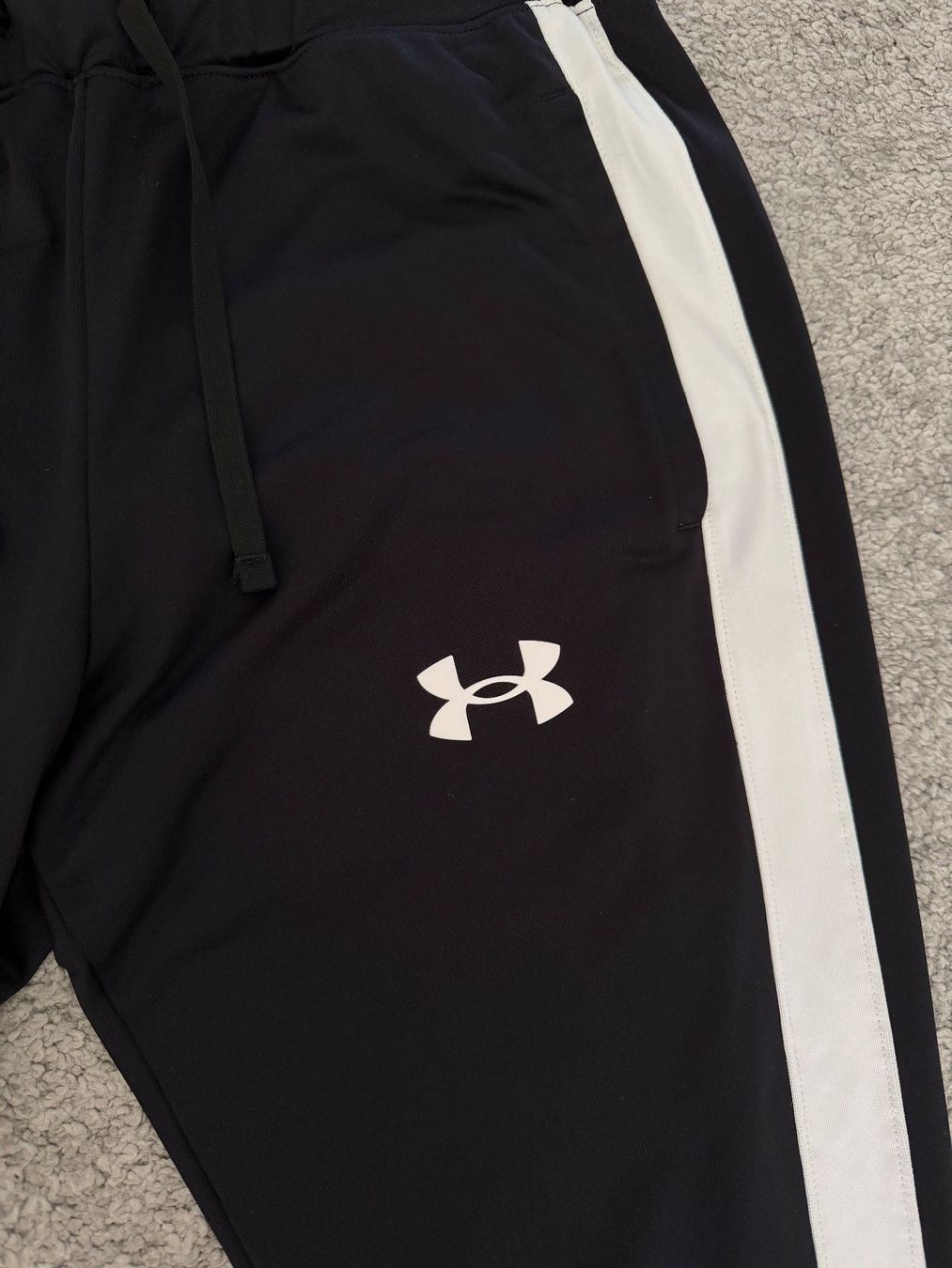 Under Armour Pantaloni: Under Armour Rival Knit Jogginghose M Schwarz – Usato da Zürich venduto da TopElectronics 1