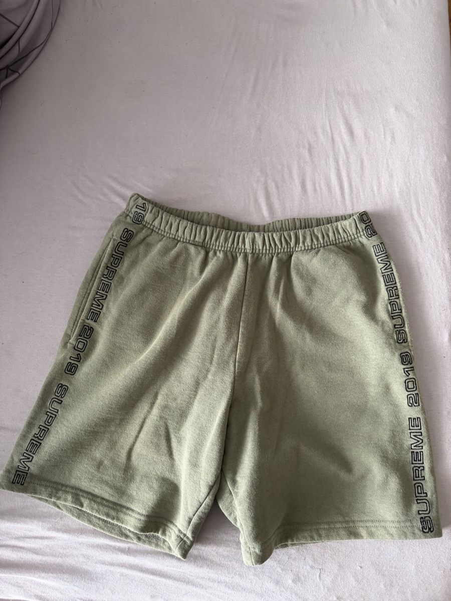 Supreme Hosen: Short Supreme – Neu (gemäss Beschreibung) aus Bulle von Laetitia84
