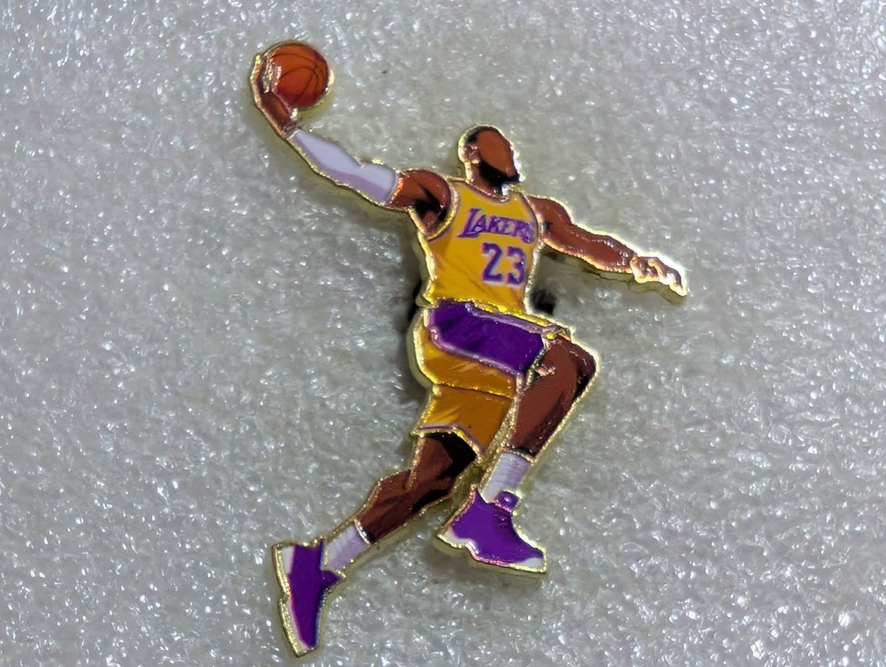 Placchette & Badge: Ansteckpin 108: NBA Spieler Lebron James – Usato da Oppligen venduto da Pin-Fall-Shop