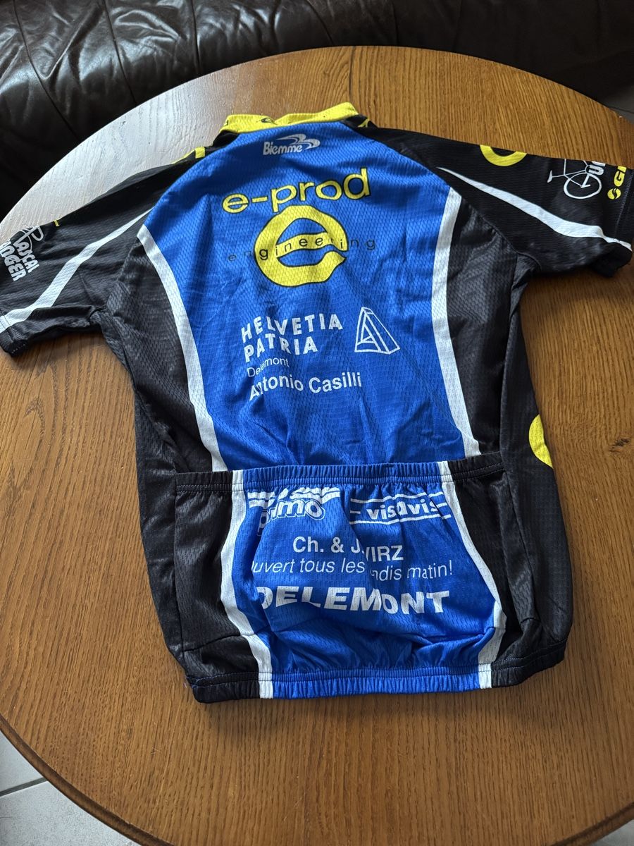 Leibchen & Hosen: Maillot de vélo – Gebraucht aus Montsevelier von ber_88db 1