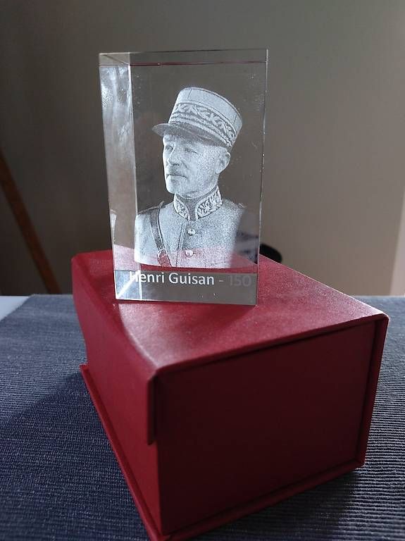 Bicchieri: Glaskubus mit 3D-Portrait-Gravur Henri Guisan – Nuovo (secondo la descrizione) da Thun venduto da Isa84