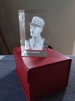 Glaskubus mit 3D-Portrait-Gravur Henri Guisan