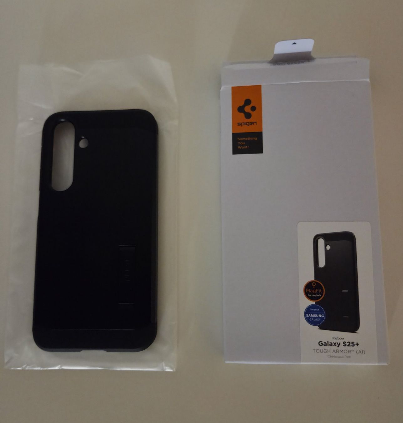 Spigen Covers & Schutzfolien: SPIGEN Tough Armor Case & Wireless Fast Charging Station – Gebraucht aus Büren an der Aare von Tomena0214 4