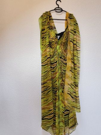 Abendkleid gemustert mit Schmucksteinen Grösse M, Neu