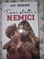 Vendo libro tieni stretti i nemici