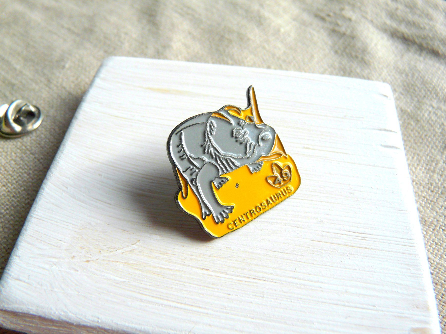 Placchette & Badge: • Centrosaurus Reptil Saurier Versand möglich      Pin A1.57 – Usato da Pully venduto da websurfer1 1