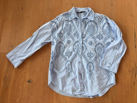Zara Hemd m. Loch- & Broderie-Stickerei in Hellblau Gr.S