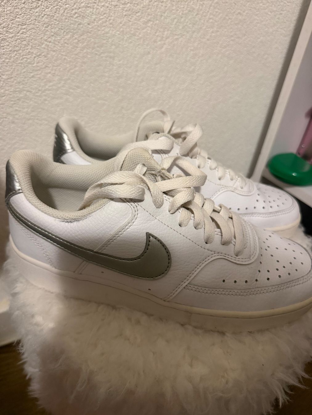Nike Scarpe da uomo: Baskets Nike blanches argentées taille 39 bon état – Usato da Villeneuve VD venduto da jxste_dani