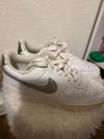 Baskets Nike blanches argentées taille 39 bon état