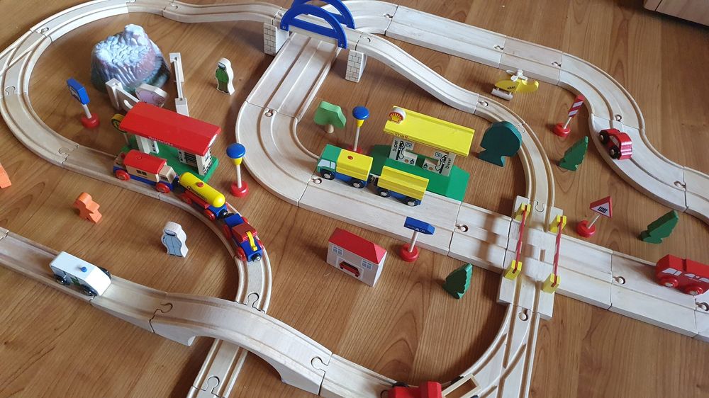 KQWVZ 35-teiliges Holzeisenbahn Set - Mit Elektrischer Lok & Zubehör Für Kreativen Spielspaß
