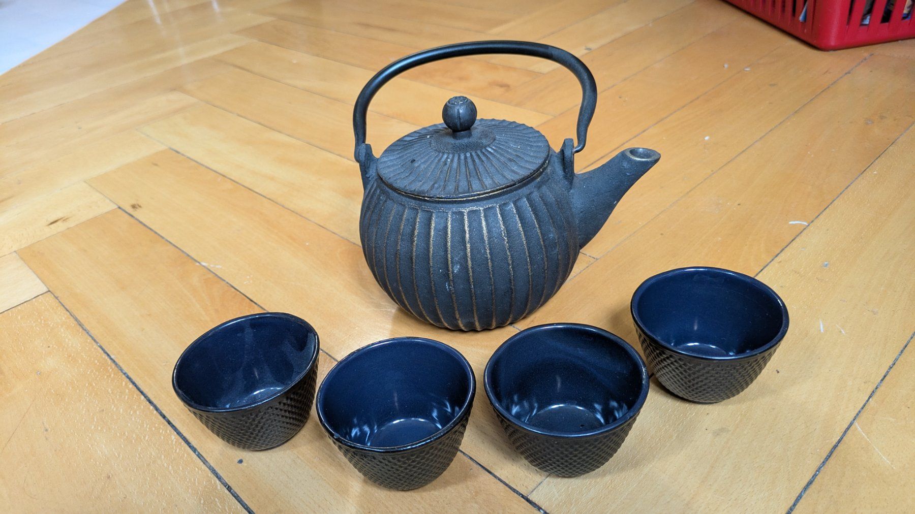 Geschirrsets: Tee Set aus Gusseisen – Gebraucht aus St.Gallen von Stuempeli