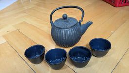Tee Set aus Gusseisen