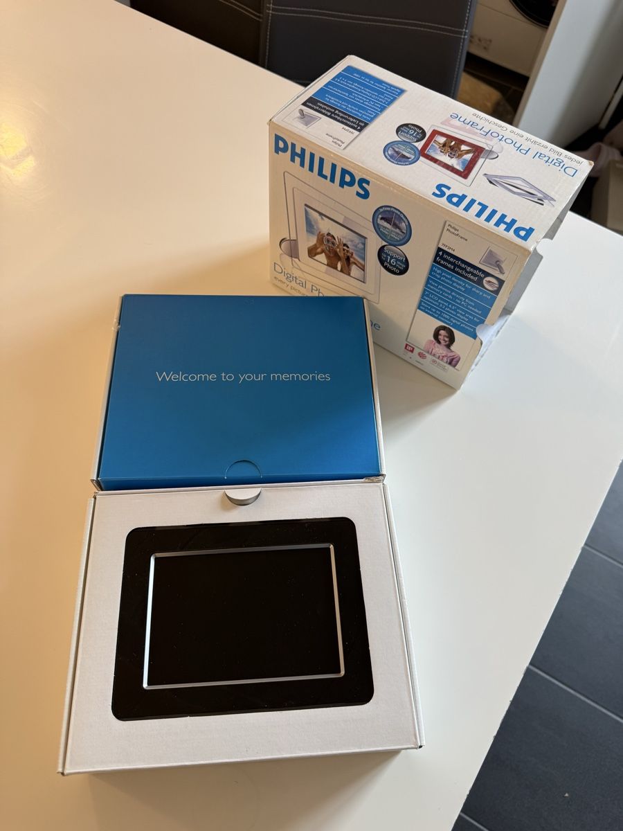 Cornici: Philips Digital Photo Frame with Accessories Used – Nuovo (secondo la descrizione) da Zürich venduto da Seefeld62 1